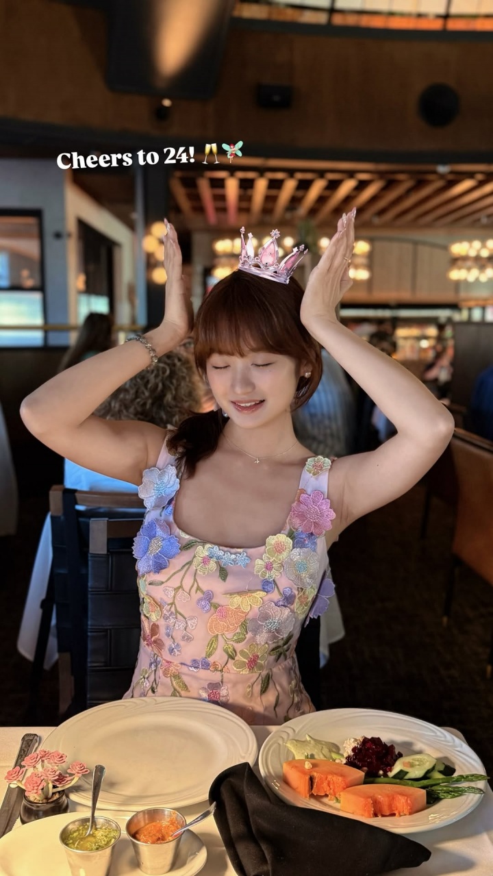 杨瀚森女友24岁生日晒照 比球员大3岁