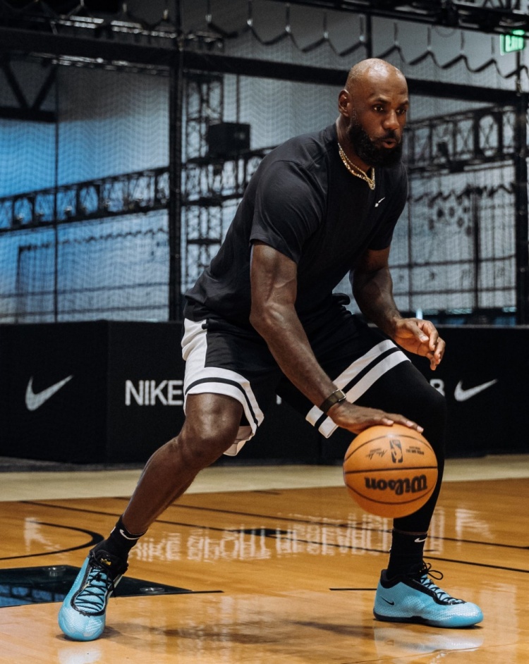 詹姆斯上脚 LeBron 24 晒训练照:史上最轻正代已在路上 詹姆斯上脚 LeBron 24 晒训练照:史上最轻正代已在路上