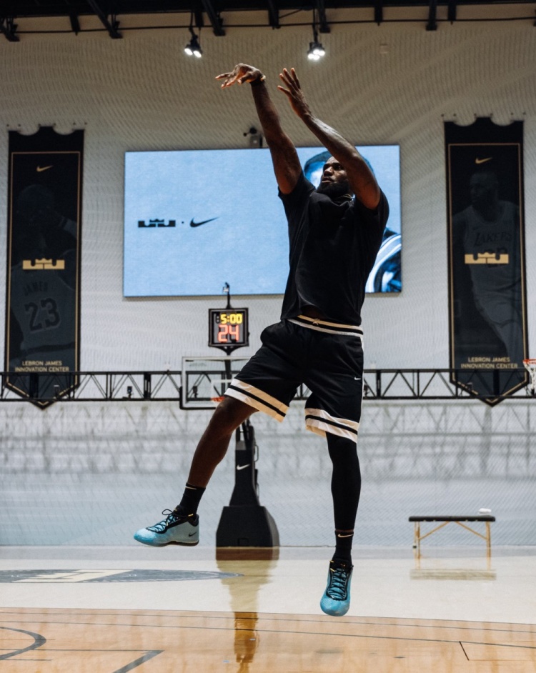 詹姆斯上脚 LeBron 24 晒训练照:史上最轻正代已在路上 詹姆斯上脚 LeBron 24 晒训练照:史上最轻正代已在路上