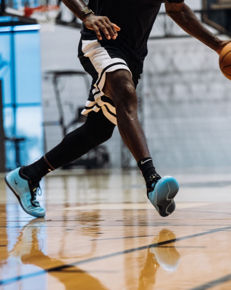 詹姆斯上脚 LeBron 24 晒训练照:史上最轻正代已在路上 詹姆斯上脚 LeBron 24 晒训练照:史上最轻正代已在路上