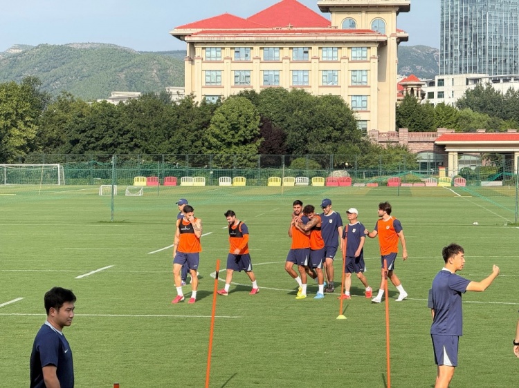 泰山赛前合练仅23人 李源一回归王大雷缺席 泰山赛前合练仅23人 李源一回归王大雷缺席