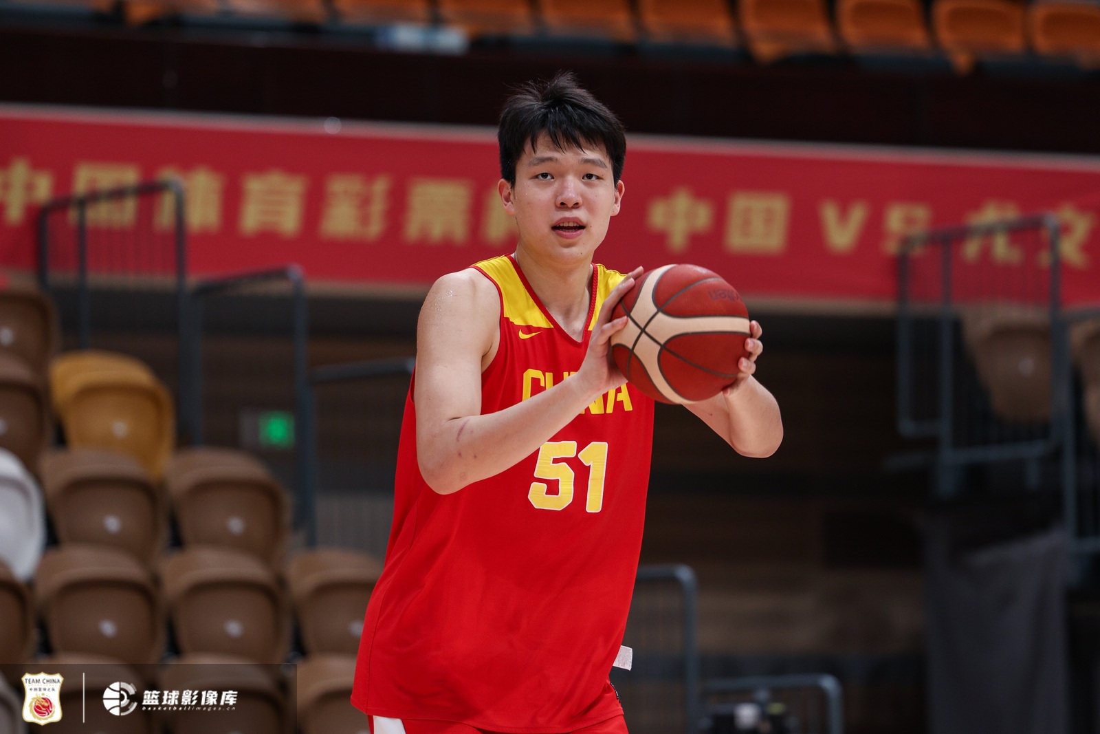 杨瀚森回国直赴佛山会合男篮 17日中新热身赛或场边观战