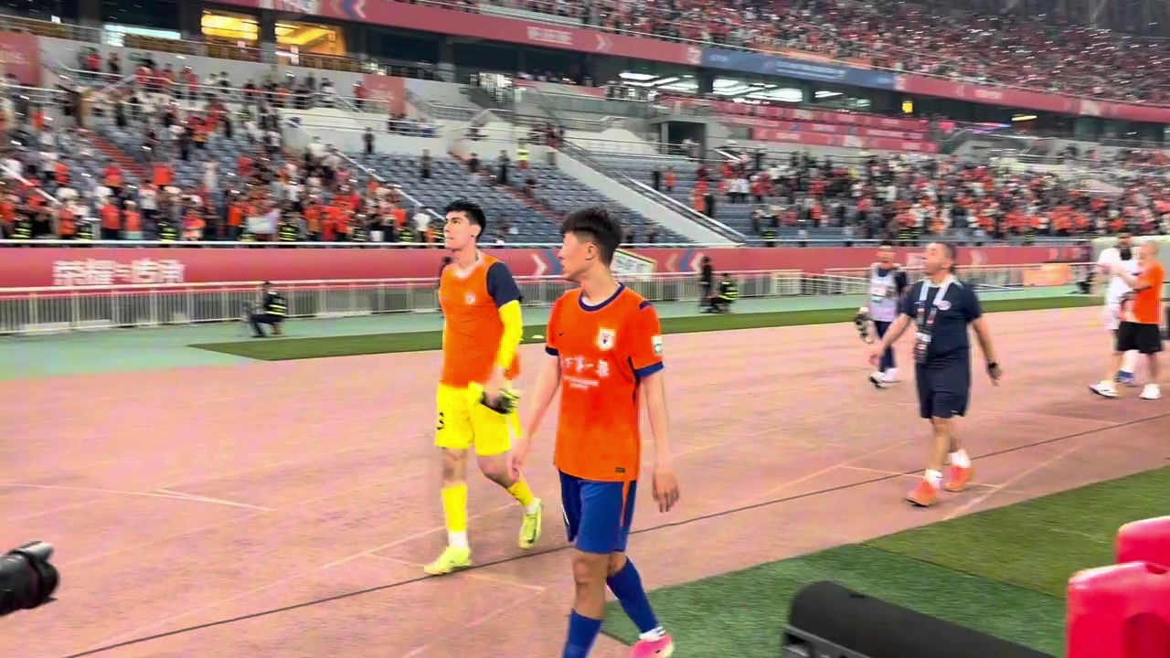 泰山主场3-1海牛取三连胜 克雷桑谢场领喊We Are One