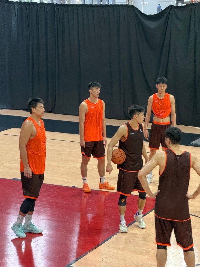 上海小将董灏确定加盟香港金牛 上赛季仅出战1场 上海小将董灏确定加盟香港金牛 上赛季仅出战1场