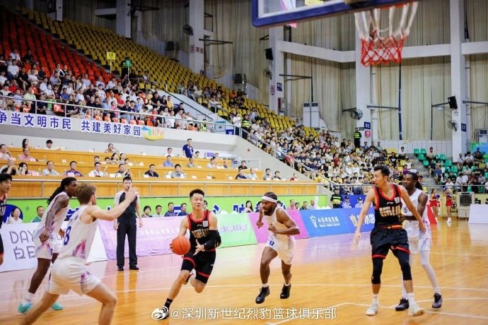 终场前19秒扳平球偏出 深圳男篮3分惜败西雅图巨浪 终场前19秒扳平球偏出 深圳男篮3分惜败西雅图巨浪