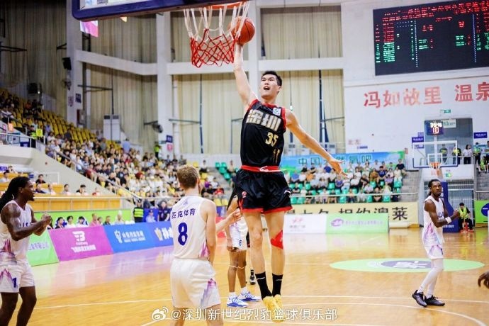 终场前19秒扳平球偏出 深圳男篮3分惜败西雅图巨浪 终场前19秒扳平球偏出 深圳男篮3分惜败西雅图巨浪