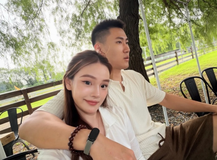 吴昌泽妻子晒牧场近照 配文记录田园日常