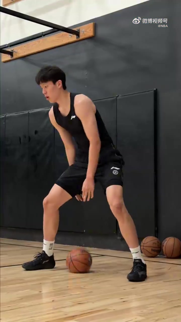 杨瀚森夏训对位JJJ自称被打爆 小乔丹现身传授内线防守