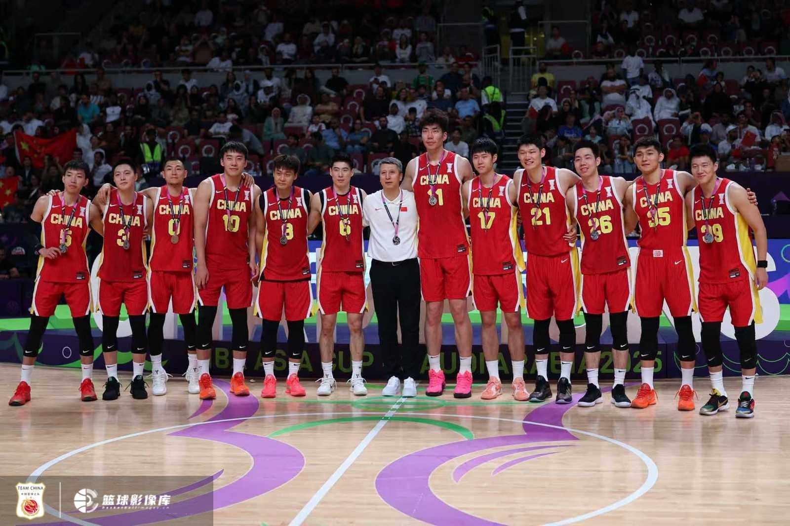 亚洲杯决赛一周年：中国男篮89-90澳大利亚 胡明轩错失绝杀