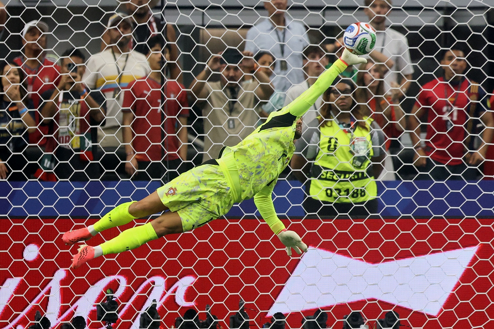 百大球星门将榜：拉亚居首，库尔图瓦第二，多纳鲁马第三