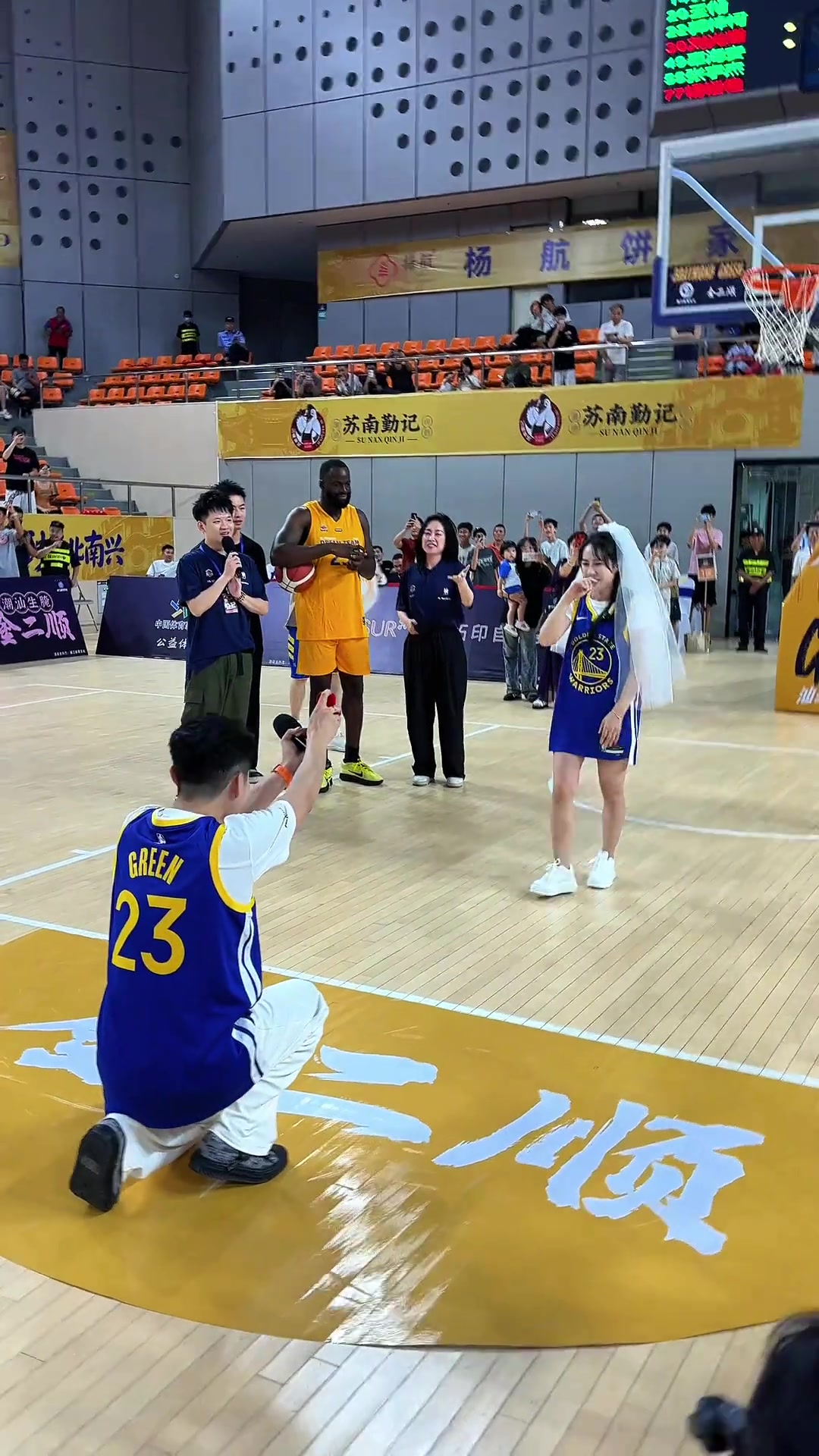 追梦中国行现场遭遇球迷求婚 送花用潮汕话送祝福
