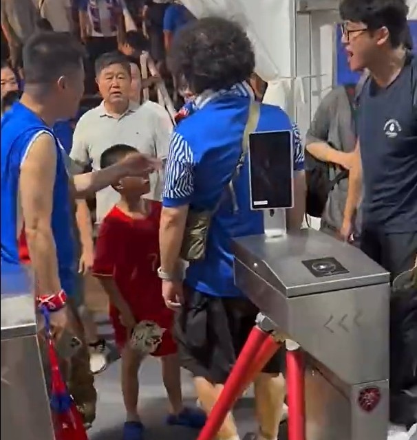 围堵穿武磊球衣父子，《半月谈》怒批：践踏文明
