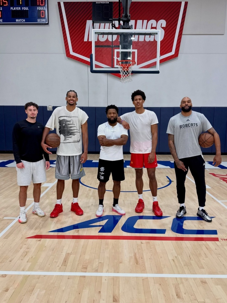 训练师晒海量训练照 詹姆斯 布朗 马克西 德罗赞 约翰逊等亮相 训练师晒海量训练照 詹姆斯 布朗 马克西 德罗赞 约翰逊等亮相