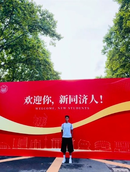 辽宁铁人后卫张洪福到同济大学报到，母亲晒照：你好，新同济人