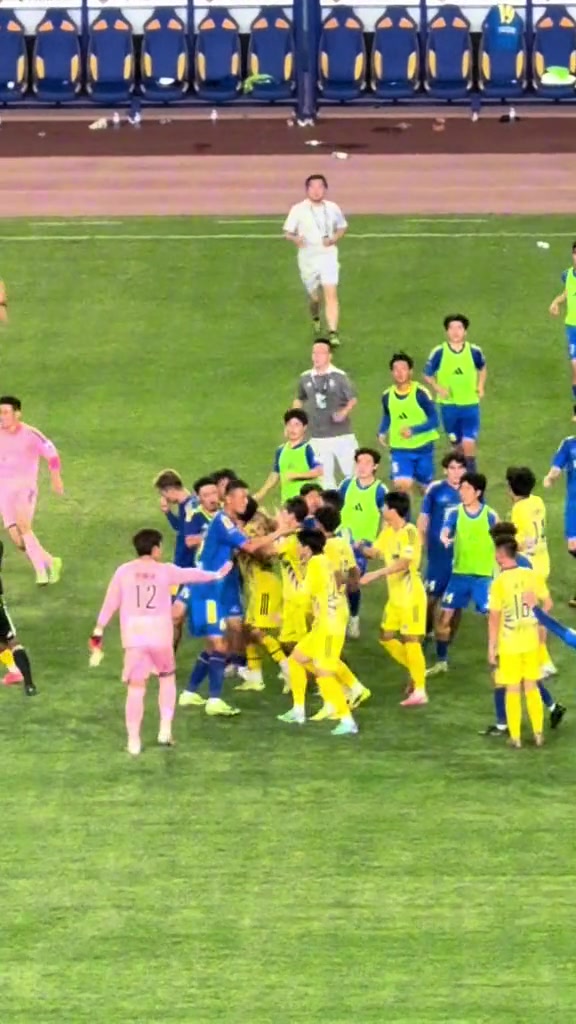 “苏超”南京队2-2战平泰州队,赛后双方球员爆发大面积冲突 “苏超”南京队2-2战平泰州队,赛后双方球员爆发大面积冲突