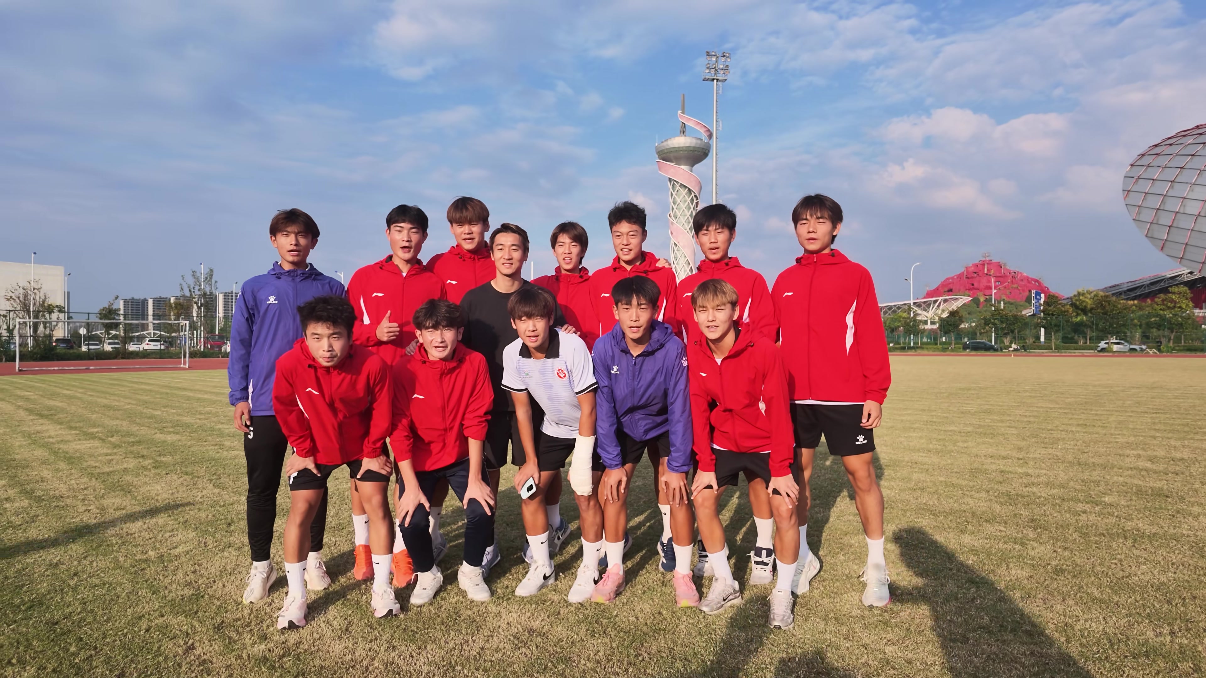 博主：韦世豪今日在家乡带蚌埠青少年球员训练 展示任意球破门