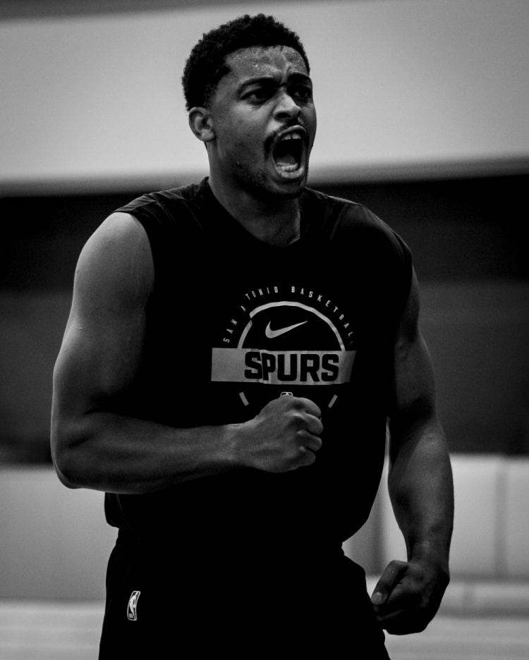 全神贯注!马刺官方晒训练照 凯尔登·约翰逊&哈珀在列