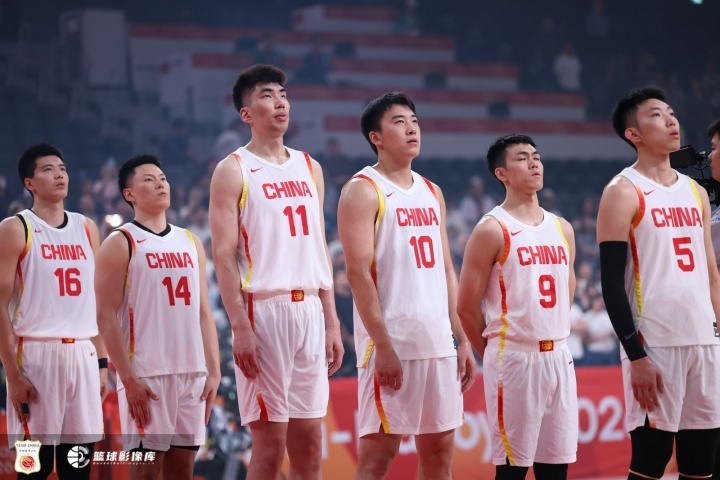 解说:男篮很多球员还是想打亚运会的 觉得亚运会可以轻松夺冠
