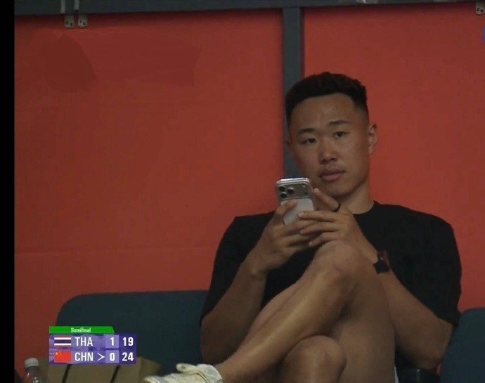 上赛季MVP!贺希宁现场观战亚运会女排半决赛中国VS泰国的比赛