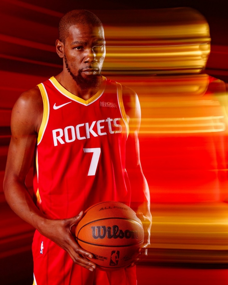 流光溢彩！火箭官方晒照：杜兰特、申京等人齐齐化身闪电侠