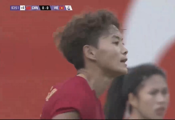 传就是单刀！王霜最后时刻未传空位队友自己打门被扑，比赛进加时