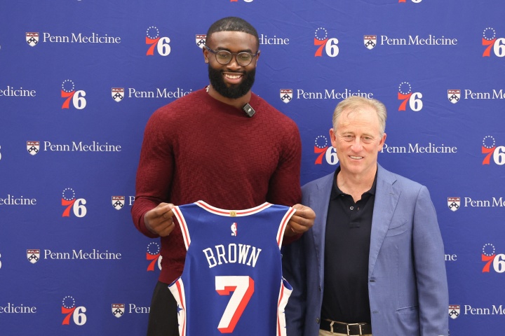 安芬尼·西蒙斯:杰伦·布朗无疑是NBA排名前二的攻防一体球星
